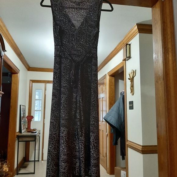 Brown print sleeveless dress. - Picture 3 of 8